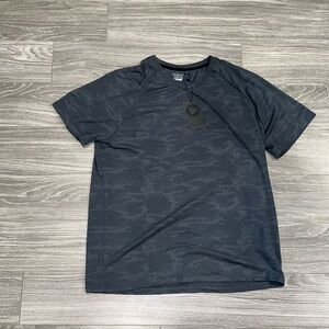 Motion camo workout shirt. Size XL. NWT